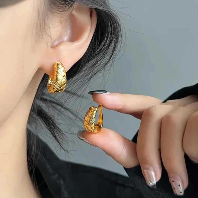 Vintage Wheat-stitch Diamond-encrusted Brushed Ear Pins with An Elegant and Sophisticated Look As An Accessory.