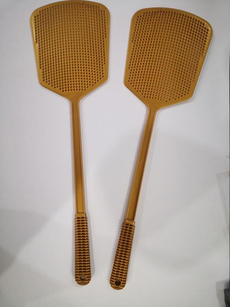 Durable Fly & Mosquito Swatter with Thickened Extended Handle, Non-Rotten Plastic, Large Manual Swatter for Household Use.