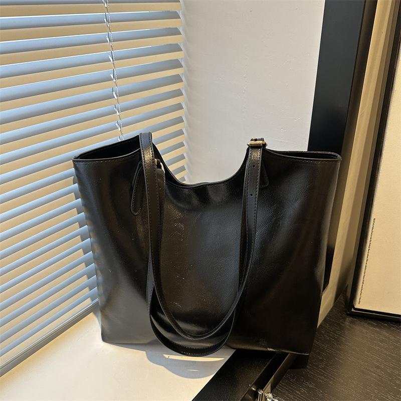 

Retro oil wax leather new versatile personalized large-capacity tote bag women s versatile high-end commuting shoulder bag чёрный