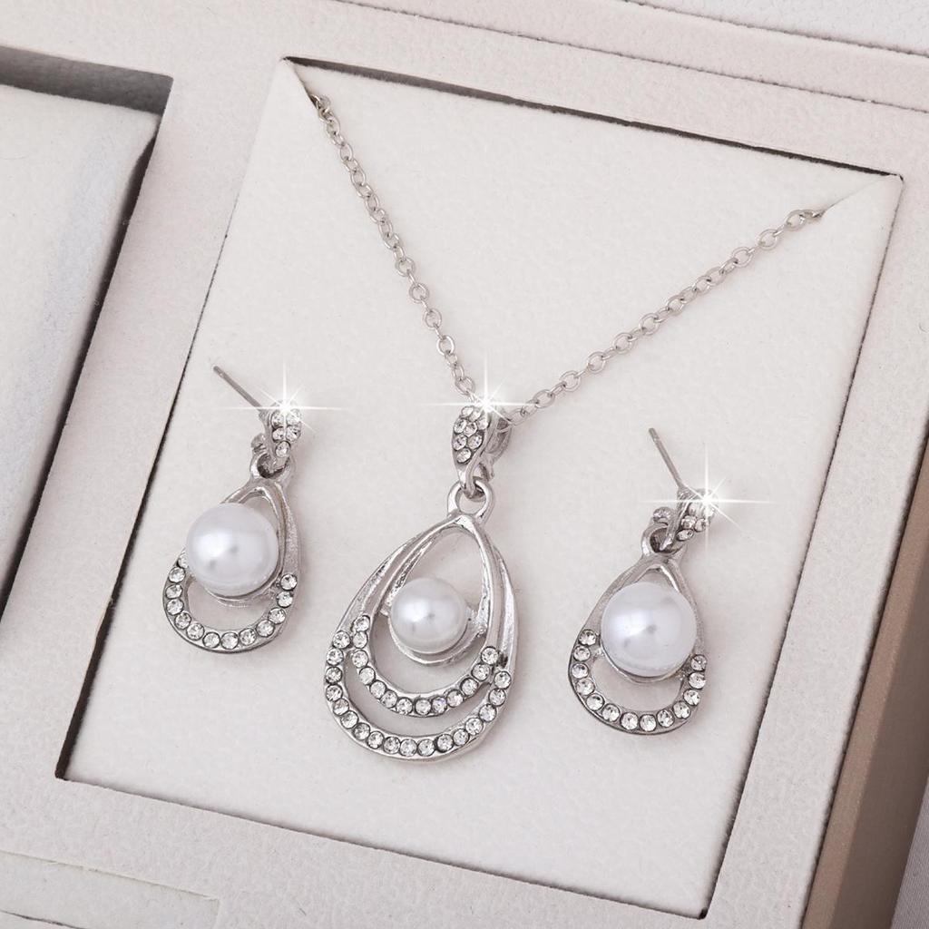 Elegant Teardrop Pearl Jewelry Set: Necklace & Stud Earrings for Bridal Wear