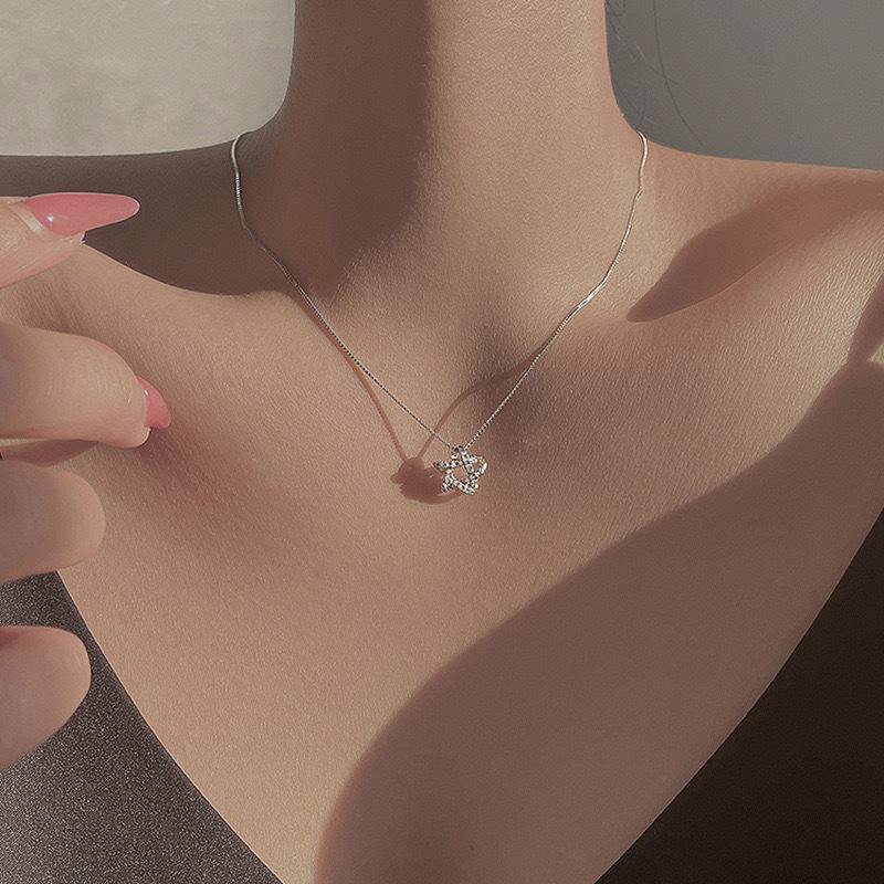 Hollow Star Zircon Necklace Women's Simple High-end Sense Light Luxury Niche Exquisite Pentagram Pendant Collarbone Chain Jewelry