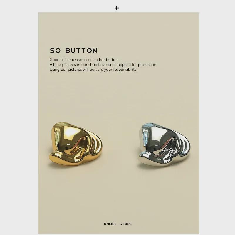 

Минималистичный кардиган Yisen ESSTUDIO с металлическими пряжками на пуговицах