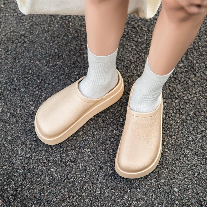 As novas pantufas com sola grossa e cabeça de bolsa em EVA são confortáveis para as mulheres usarem fora de casa, antiderrapantes, à prova d'água e sem furos, meias-pantufas