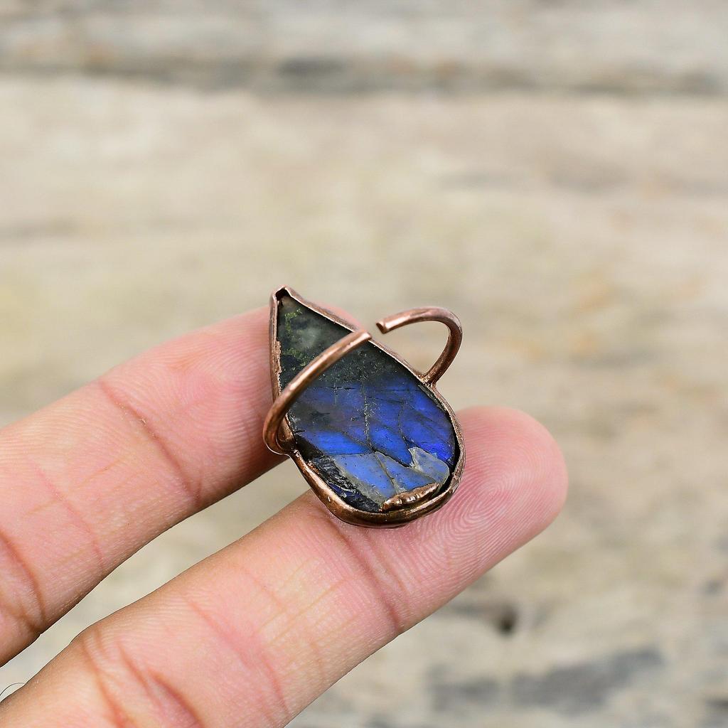 Bague en labradorite brute Bague en cuivre électroformé Bague réglable Bijoux faits à la main Bague en pierre précieuse délicate Bijoux en cuivre électroformé pour cadeau