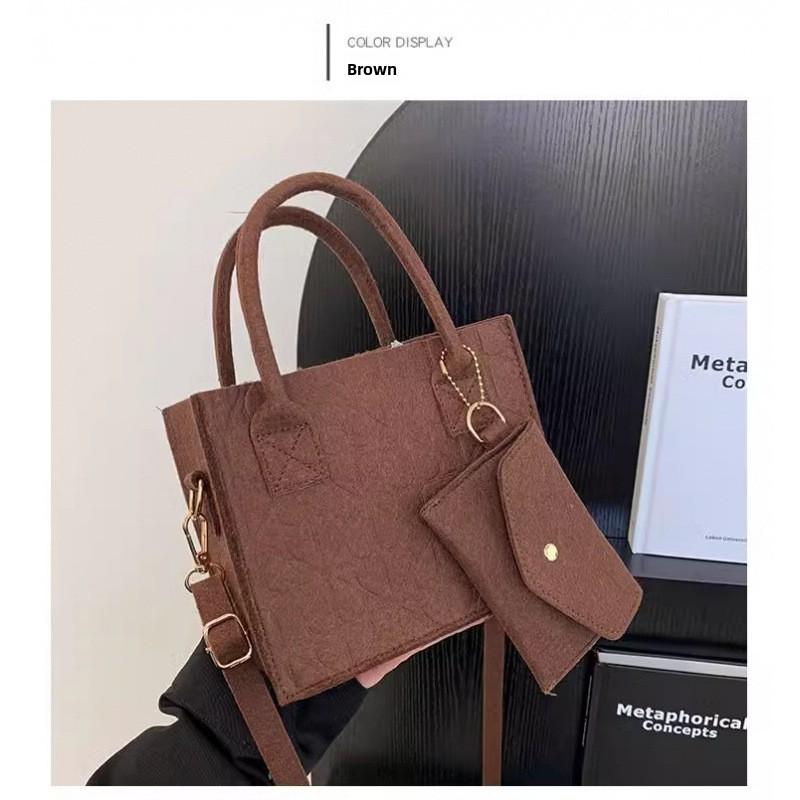 

Маленькая сумочка с нишевой текстурой, простая и универсальная, модный войлок, на одно плечо, кроссбоди, сумка для мамы, набор из двух предметов 20*18*10cm коричневый