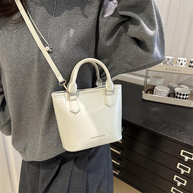 Niche Design Bag Women's New Trendy Fashion High-end Shoulder Bag Portable Messenger Bucket Bag