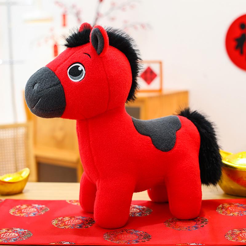 

2026 Год Лошади Удача Стоящий Пони Плюшевая Фигурка Подарок 24cm 0.18kg красный