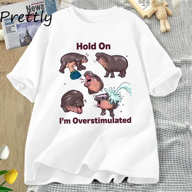 Moo Deng T Shirt Hold On Im Overstimulated TShirt Hippo Cute Moo Deng Tee Shirt Harajuku Cotton Short Sleeve Womens Clothes