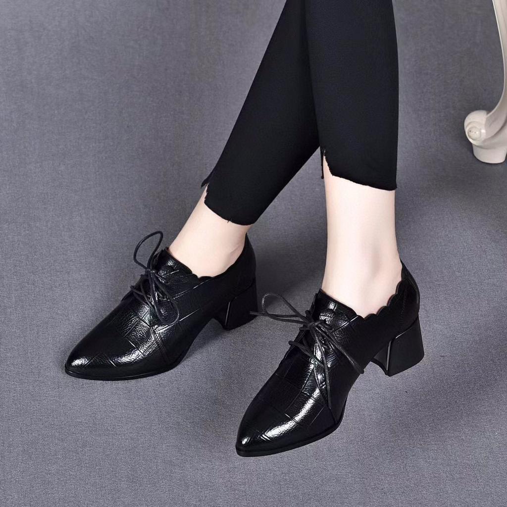 Spitze tief ausgeschnittene einzelne Schuhe Damen Herbst und Winter neu zum Schnüren Schnürsenkel dicker Absatz Modeschuhe Britische kleine Lederschuhe