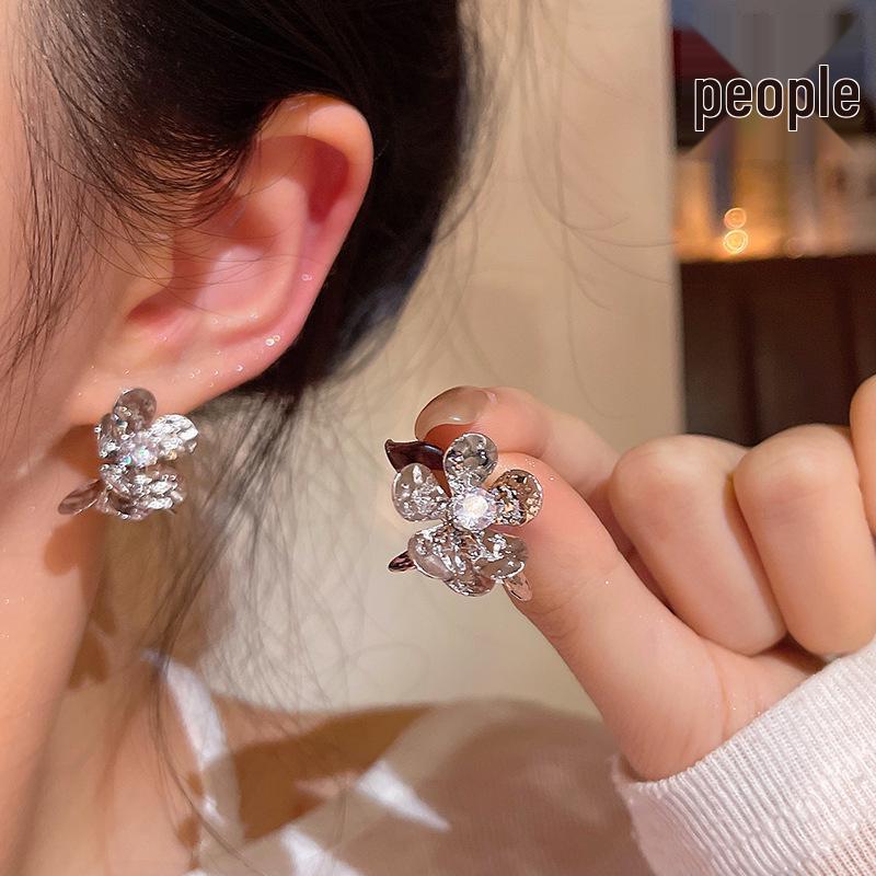 2025 Spring/Summer Floral Pearl Stud Earrings - Elegant Women's Light Luxury Edition