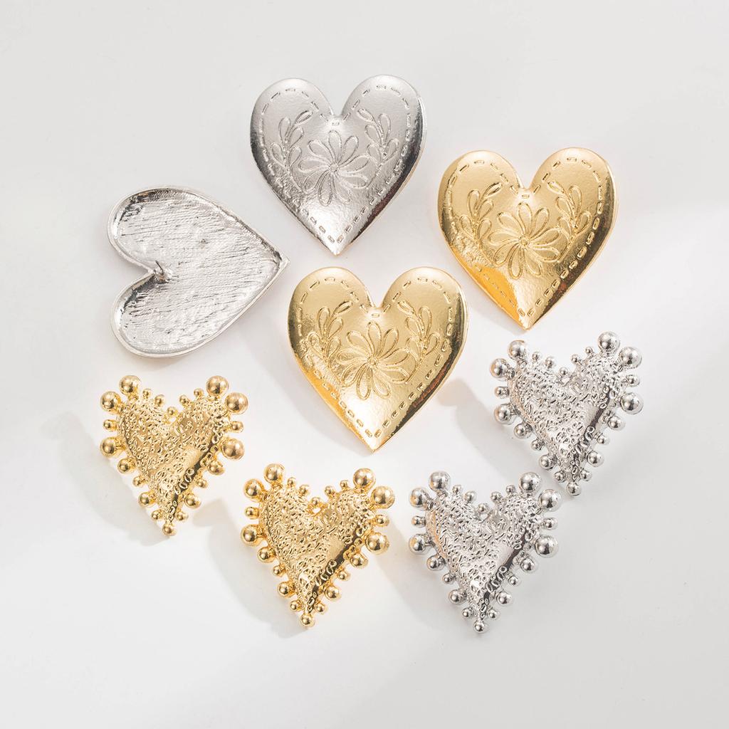 Modische Persönlichkeit Herzförmige Legierung Steckerohrringe Minimalistischer Cooler Stil Hochwertige Luxusohrringe Damenschmuck