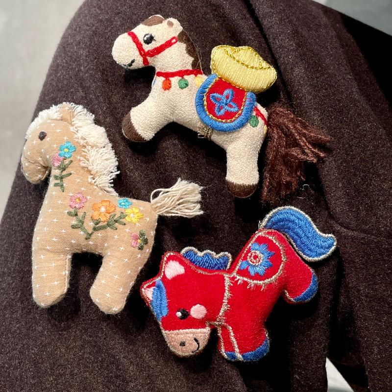Charming Cloth Horse Brooch for Women - Perfect for Coats & Scarves, Stylish Decorative Pin, Unique Design Accessory.