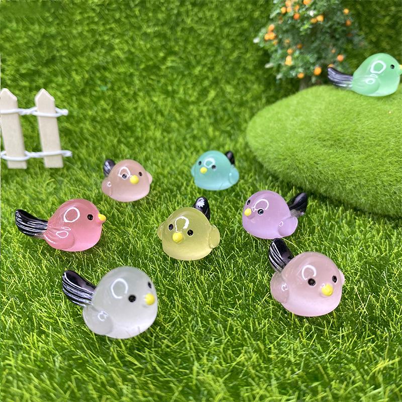 50 ks Pryskyřičných ptáčků svítících ve tmě | Mini luminiscenční zvířátka pro zahradní dekoraci, řemesla do domečku pro panenky, DIY doplňky pro pohádkovou krajinu