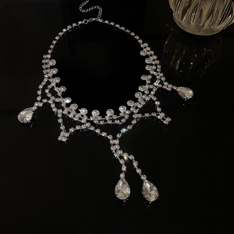 French Inlaid Diamond Pearl Flower Necklace: Elegant Light Luxury, Versatile Clavicle Chain, High-End Jewelry