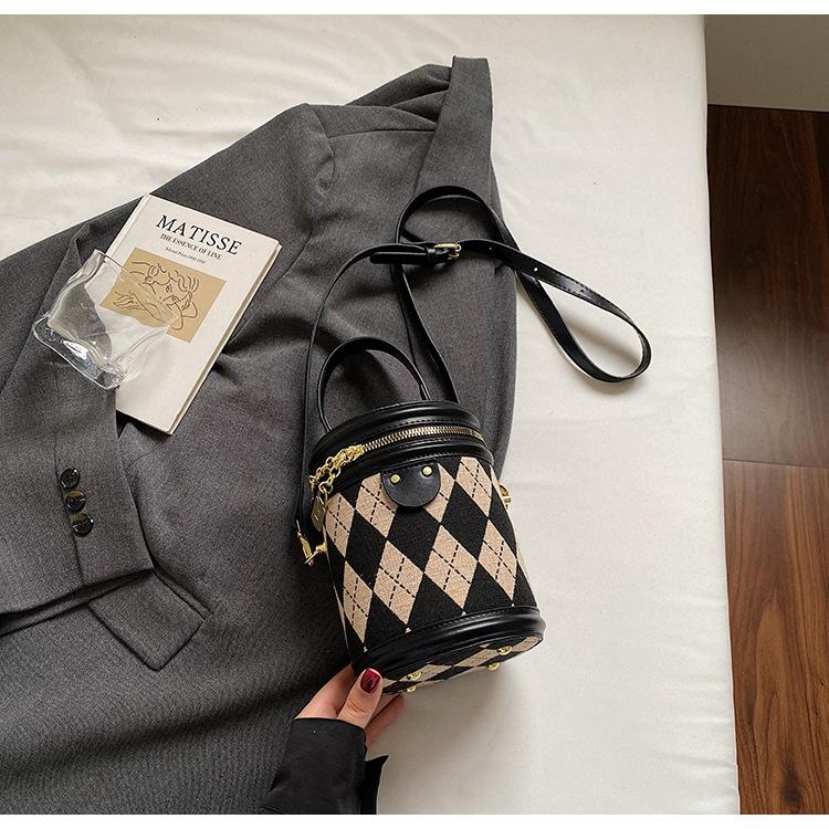 

Ромбовидная сумка-ведро из иностранной кожи женская 2025 универсальная модная нишевая сумка через плечо высококлассная текстура портативная сумка-мессенджер