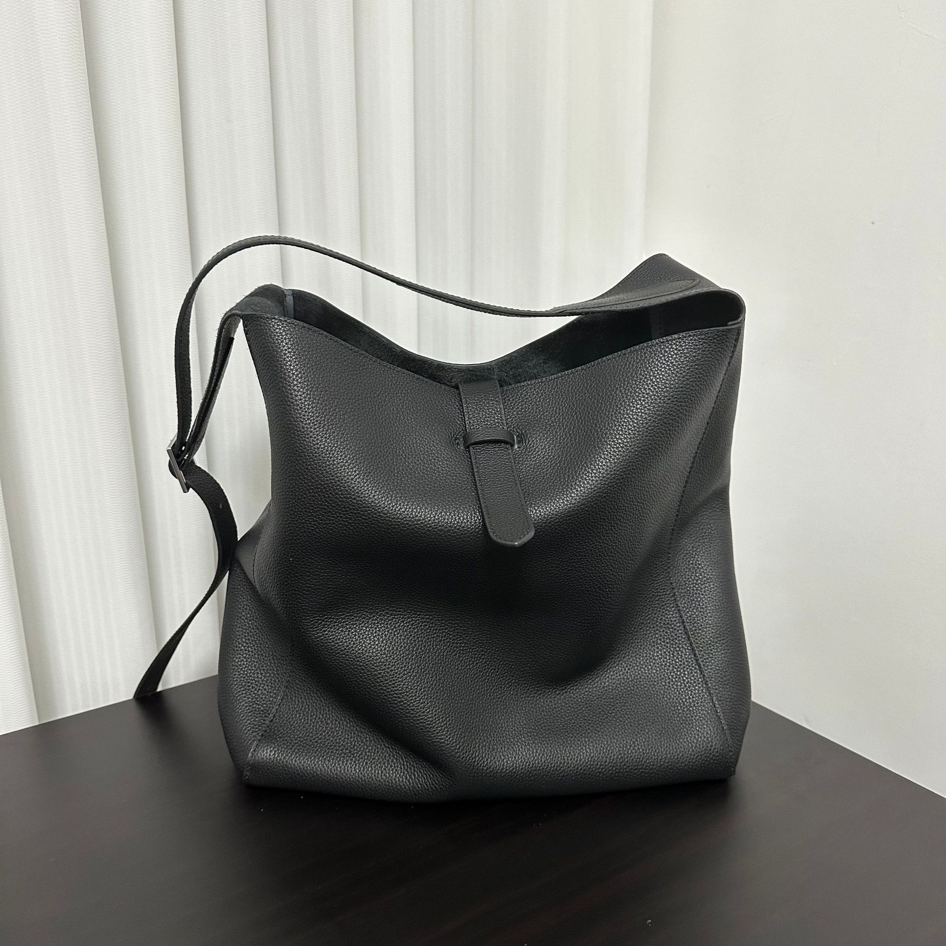 Niche leather black large tote minimalist style low key hobo underarm bucket bag large capacity high quality women s bag 30*10*32cm чёрный