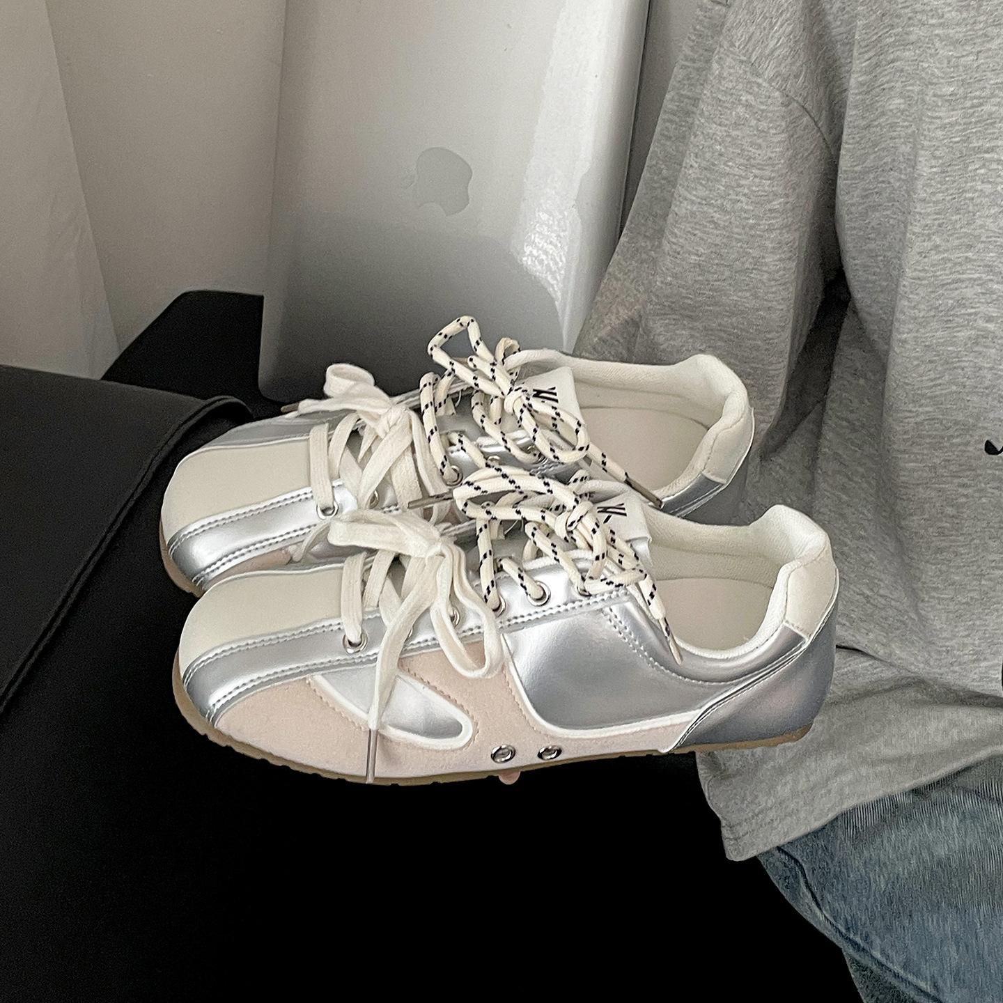 

Queen Fan Red Retro Flat-bottomed German Training Shoes Women s 2025 New Summer Versatile Lightweight Soft-soled Casual Board Shoes 40 серебряный