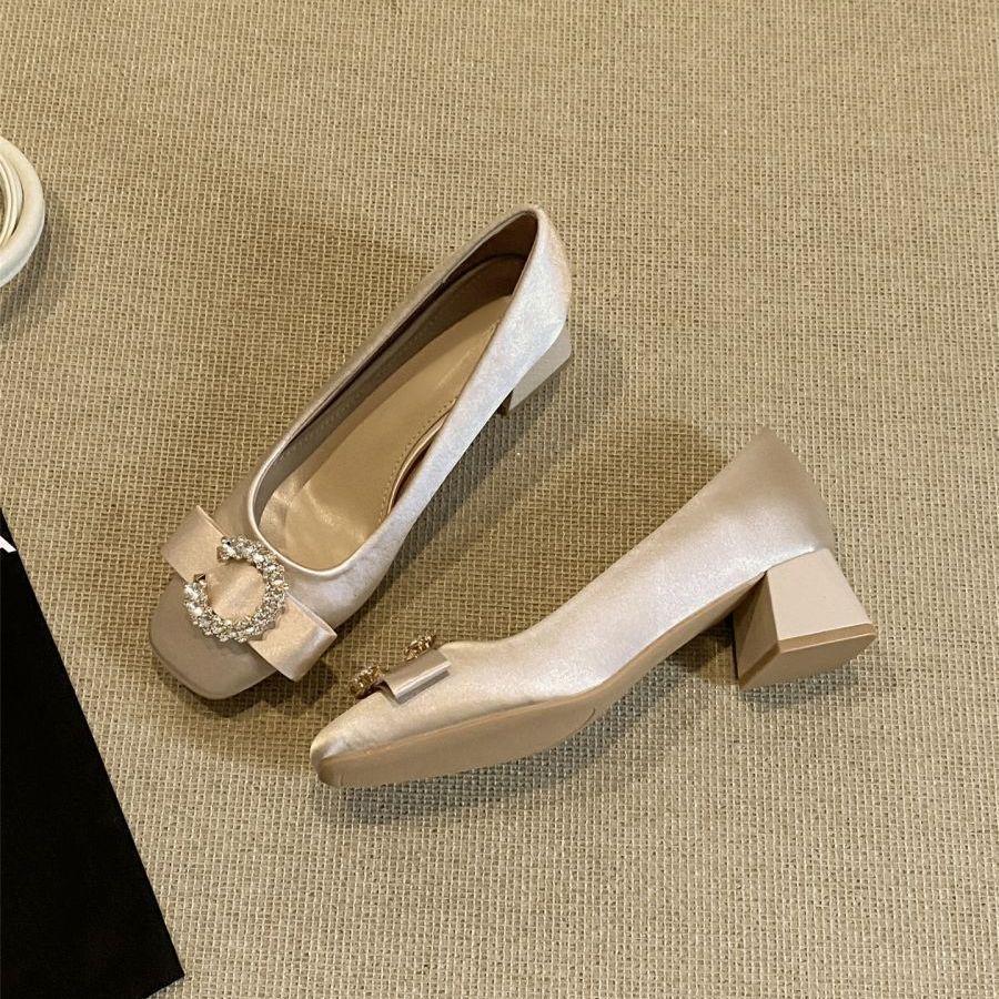 

Французский нежный с юбкой толстый каблук легкий рот одинарные туфли женские весна бант атлас супер иностранный стиль квадратный носок высокие каблуки 40 абрикосовый