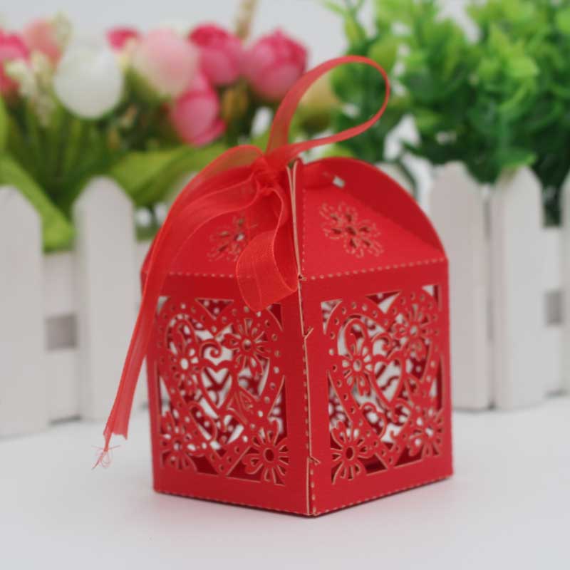 30 50 STÜCKE/llot Laser Cut Braut Bräutigam Hochzeit Süßigkeiten Pralinenschachtel Gäste Geschenkboxen Papierverpackung Babyparty Schokoladenkeksschachtel