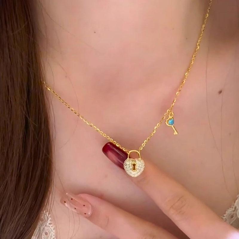 Classic diamonds inlaid small lock pendant blue gemstone heart-shaped key necklace luxurious and exquisite banquet jewelry gift