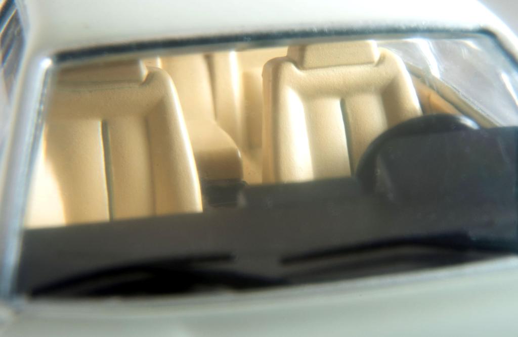 Tomytec Tomica Limited Vintage Neo LV-N Ferrari 412 White Finished Product