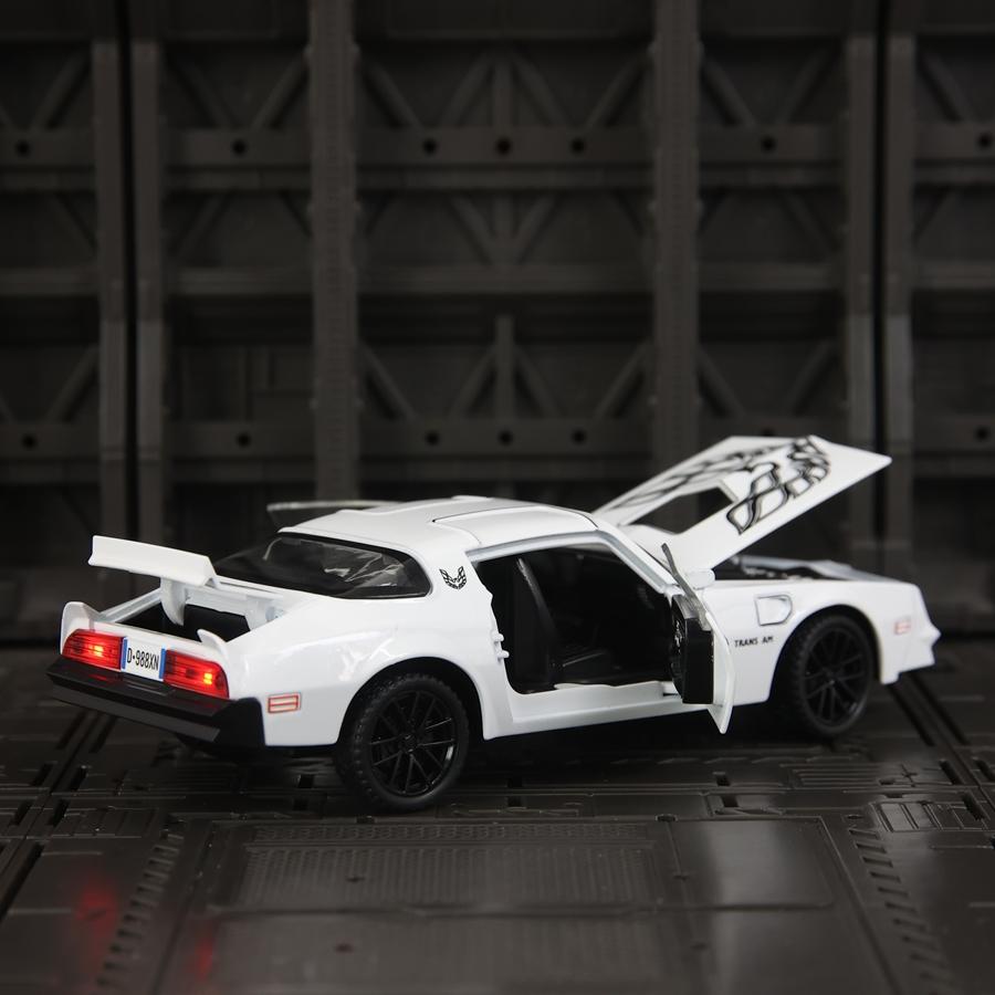 1:32 simulierte Pontiac Firebird Legierungsauto-Modelle Türen auf beiden Seiten, die geöffnet werden können, hat Ton- und Lichtfunktionen