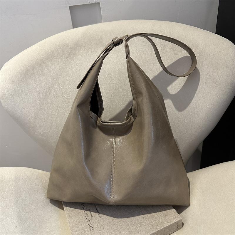 

Вместительная сумка для поездок на работу женская 2025 осень и зима новая нишевая ретро сумка через плечо простая текстурная сумка-мессенджер хаки