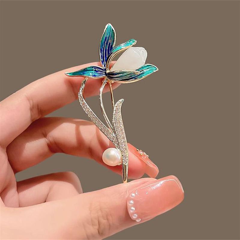Lyxiga Temperament Liljeblommor Broscher För Kvinnor Flickor Vintage Emaljpins Mångsidiga Glänsande Corsage Kläder Accessoarer Gåvor