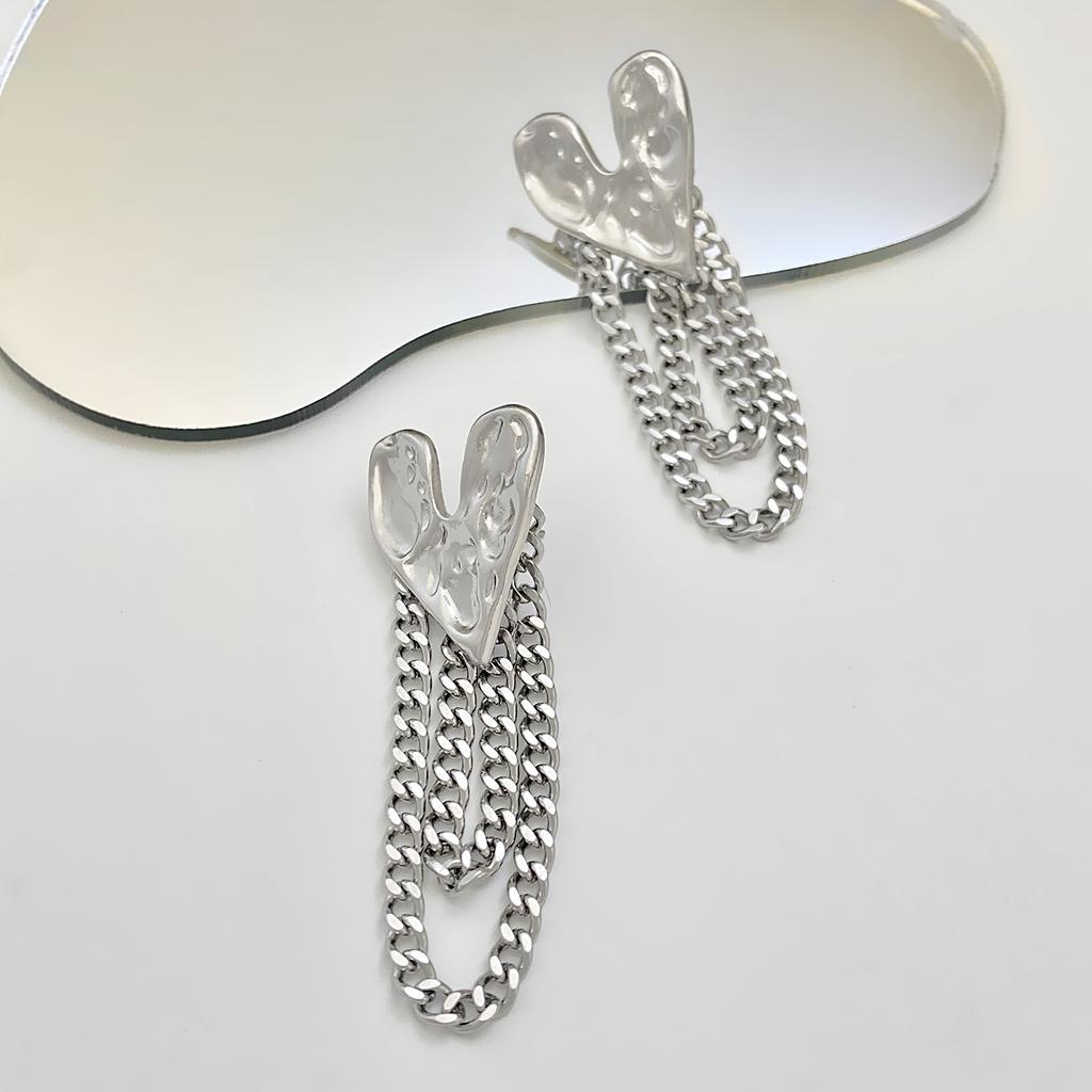 High Quality Temperament Heart Stud Earrings Women's Personality Alloy Hammer Pattern Love Fringed Chain Earrings Retro Earrings Wholesale
