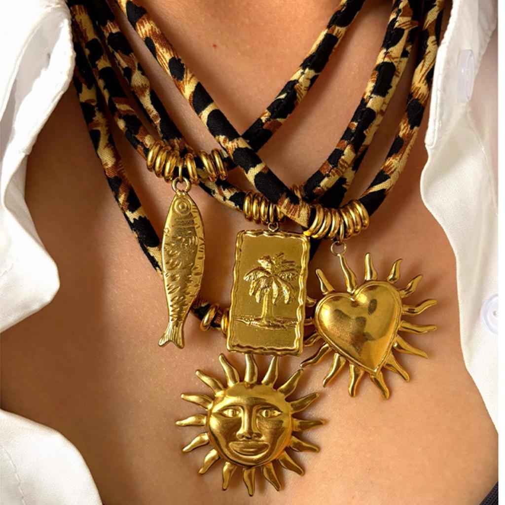 Unikalnie zaprojektowany łańcuszek ze stali nierdzewnej z nadrukiem w panterkę i zawieszką w odcieniu złota dla osób podążających za modą