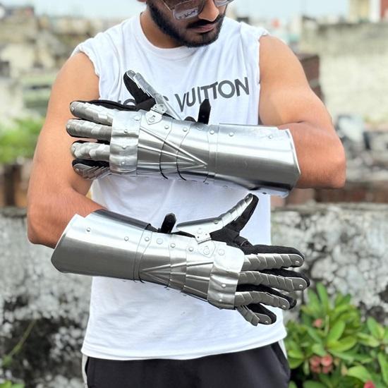 Articulated Gothic Gauntlets  Premium Polished Steel Knight Gloves for Authentic Medieval LARP, Cosplay  Renaissance Armor Enthusiasts