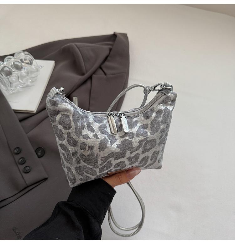 

Супер огненная нишевая популярная сумка с леопардовым принтом женская 2025 новая универсальная на плечо, сумка-мессенджер, модная портативная сумка-пельмень, тренд