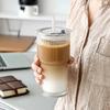 Yousheng Geripptes Glas mit Deckel und Strohhalm, 560 ml Fassungsvermögen Eiskaffeebecher, Wiederverwendbares Kaltgetränkeglas für Zuhause, Reisebecher passt ins Auto