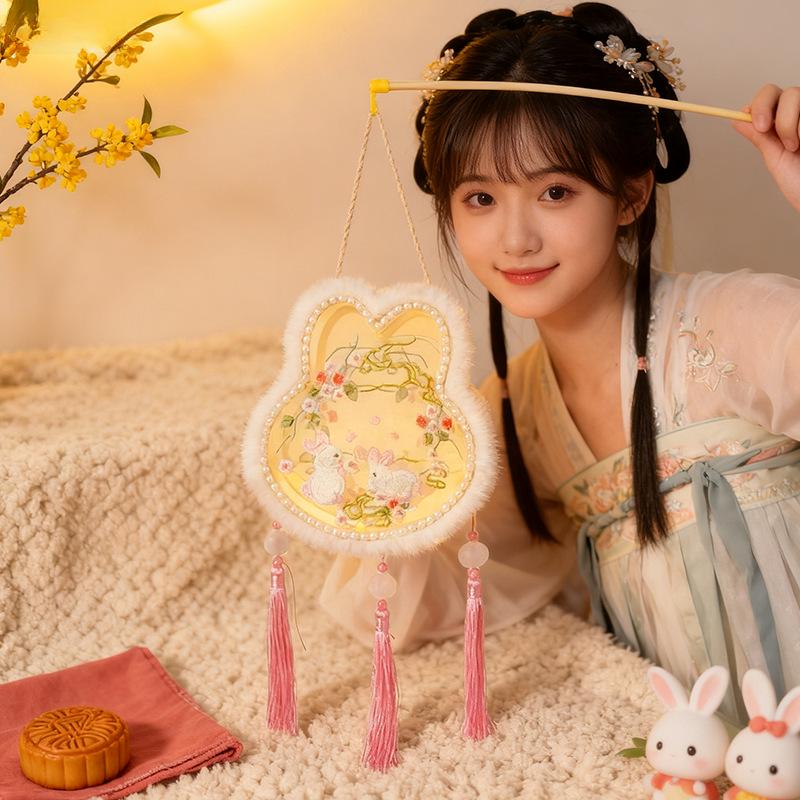 

Традиционный вышитый цветочный фонарь - Детский светящийся кролик Ханфу дворцовый реквизит для Праздника середины осени и Праздника фонарей 20*18*7cm