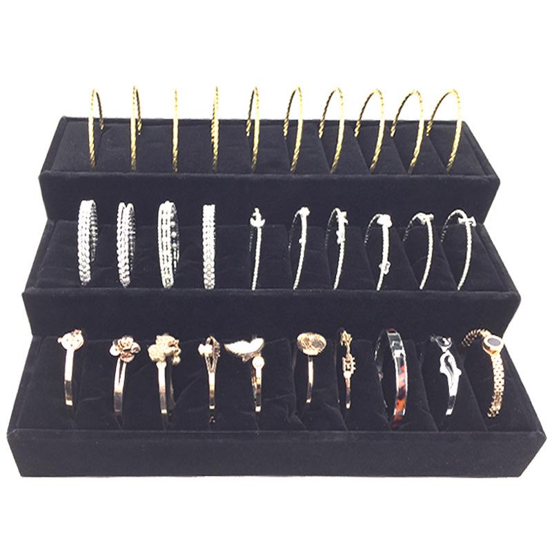 Suport de Expunere Bijuterii din Catifea pentru Inele & Brățări - Formă Trapezoidală cu Accente Aurii și Argintii