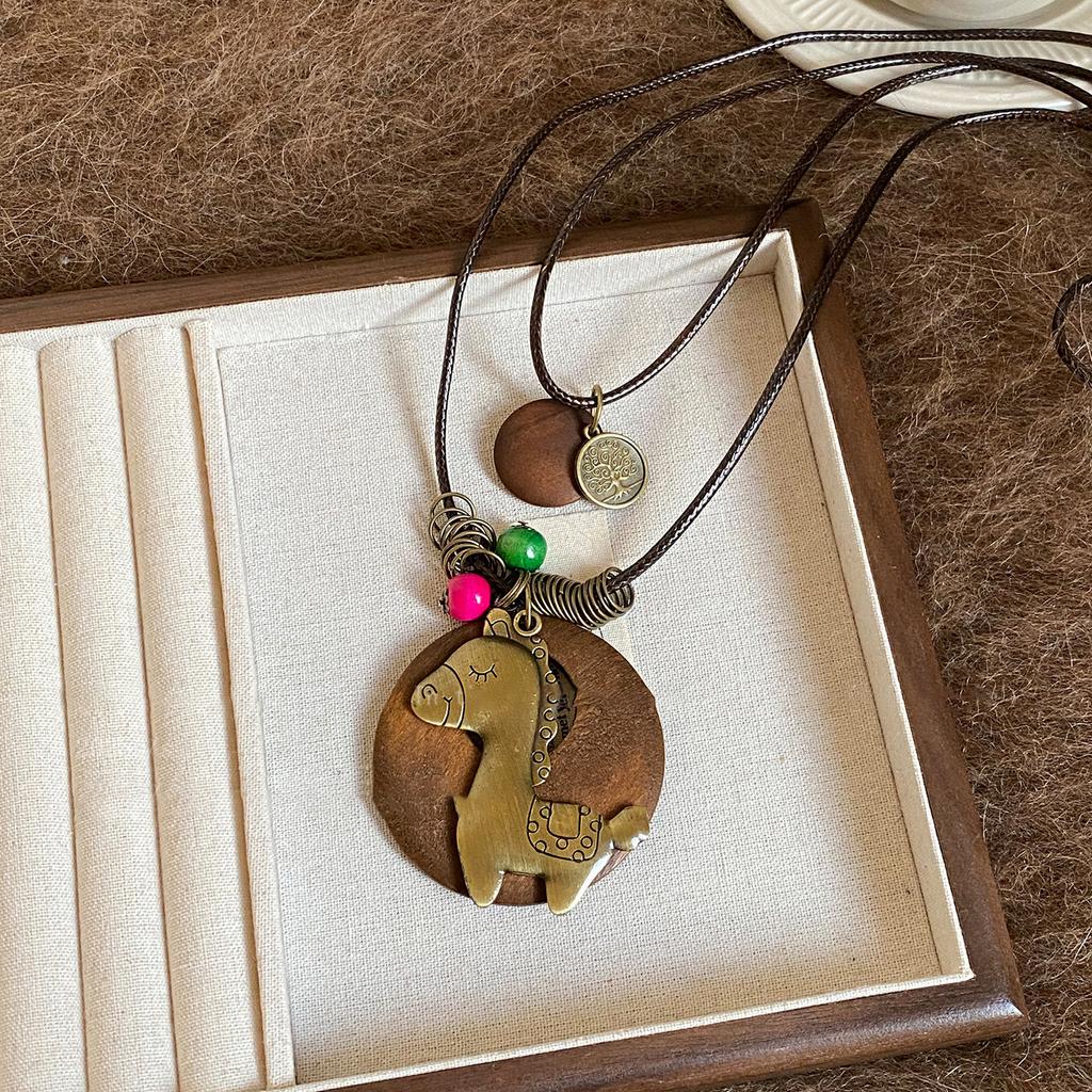 Nowy naszyjnik z drewnianym wisiorkiem w kształcie konika w stylu chińskim, styl etniczny, retro temperament, łańcuszek na sweter na rok urodzenia, lekki luksusowy niszowy łańcuszek na szyję