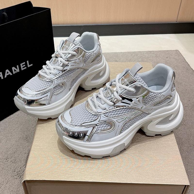 

Женские кроссовки на толстой подошве, лето 2025, новые, сетчатые, дышащие и легкие, спортивные кроссовки для бега, визуально уменьшают стопу и увеличивают рост, женская обувь 40 серебряный
