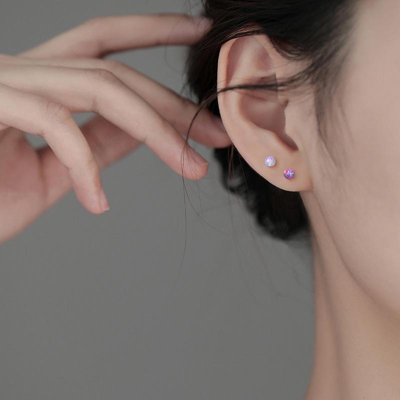 

Не нужно снимать простые серьги с опалом для женщин во время сна. Новые компактные серьги для женщин.