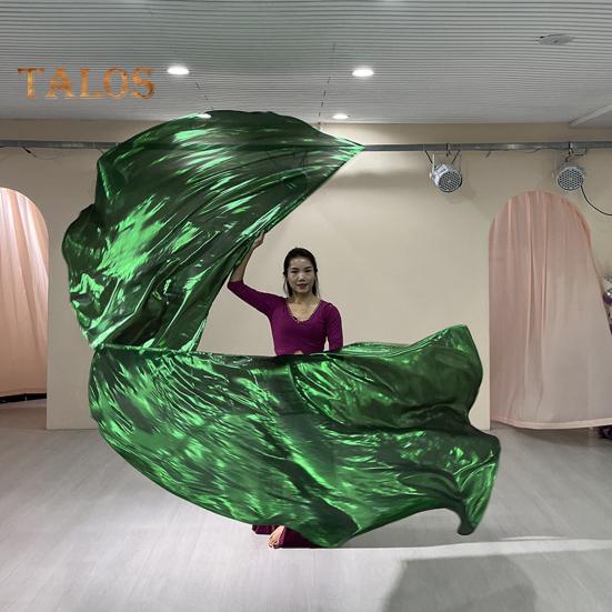 Tańcząca flaga z rozszerzalnym patykiem, półokrągły kształt, jasny kolor, połysk, powierzchnia, kostiumy, rekwizyty, akcesoria, flaga pochwalna