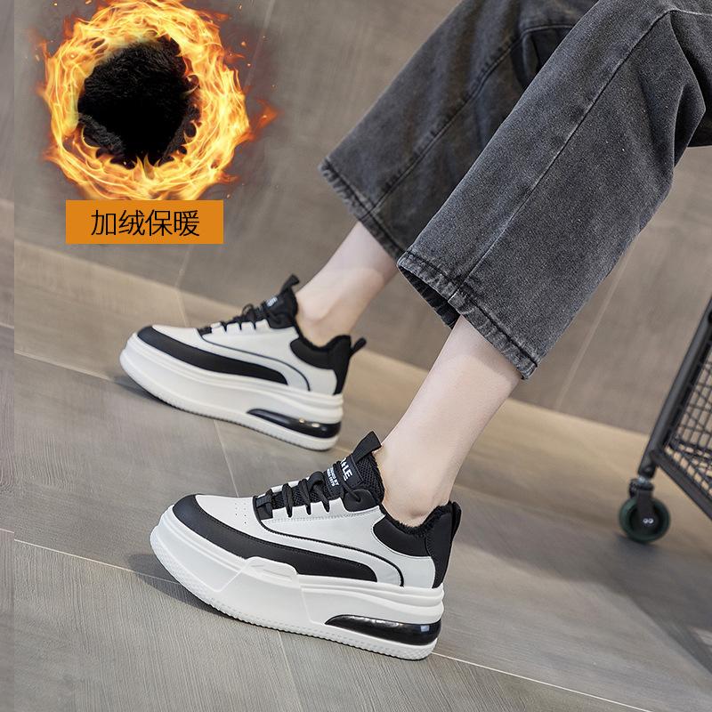 Leather thick sole inner height increase white shoes women's autumn and winter 2025 velvet new versatile sports and leisure board shoes tide