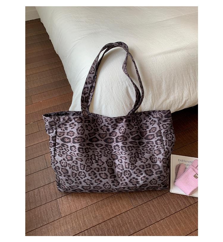 

2025 autumn and winter new women s bags large-capacity retro leopard print shoulder tote bag versatile underarm shopping bag серый