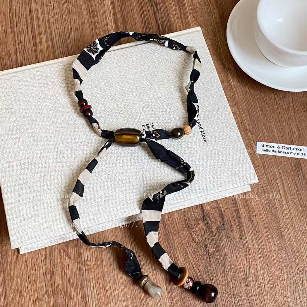 Meillard Damen Leopardenmuster Seidenschal Halskette mit Stoffblume und einzigartigem Kordelzug-Design