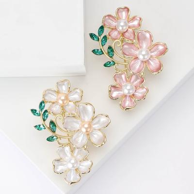Moda coreana Três broche de camélias Elegante Luxo Acessórios de roupas femininas Broche Pin de planta