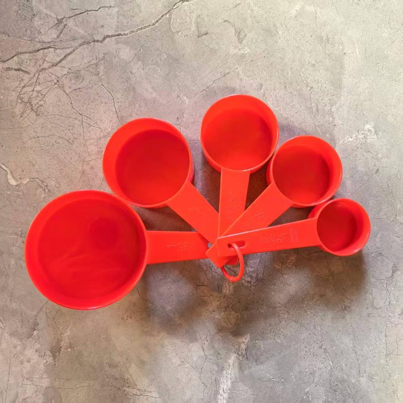 5er-Pack Schwarzes Messlöffel-Set - Stapelbare Kunststoff-Messlöffel mit Aufhängering zum Backen & Kochen