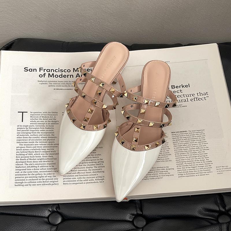 Pointed willow nails, high-heeled bag head slippers, women's summer fashion and casual temperament with skirts, high heels, and cool slippers outside.