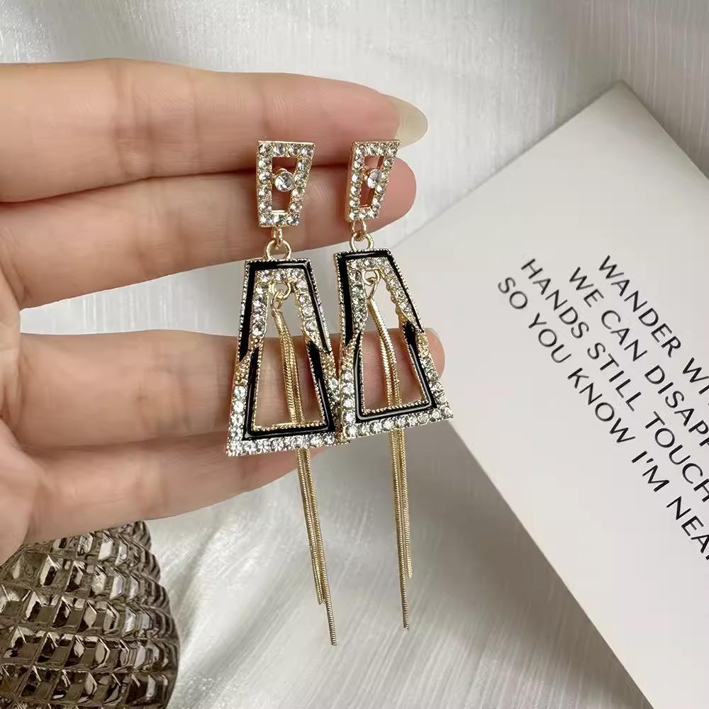 

Серьги с бахромой из бриллиантов в черной оправе и геометрическим ромбом, модные, легкие, роскошные, универсальные, темпераментные, длинные, трендовые серьги для женщин