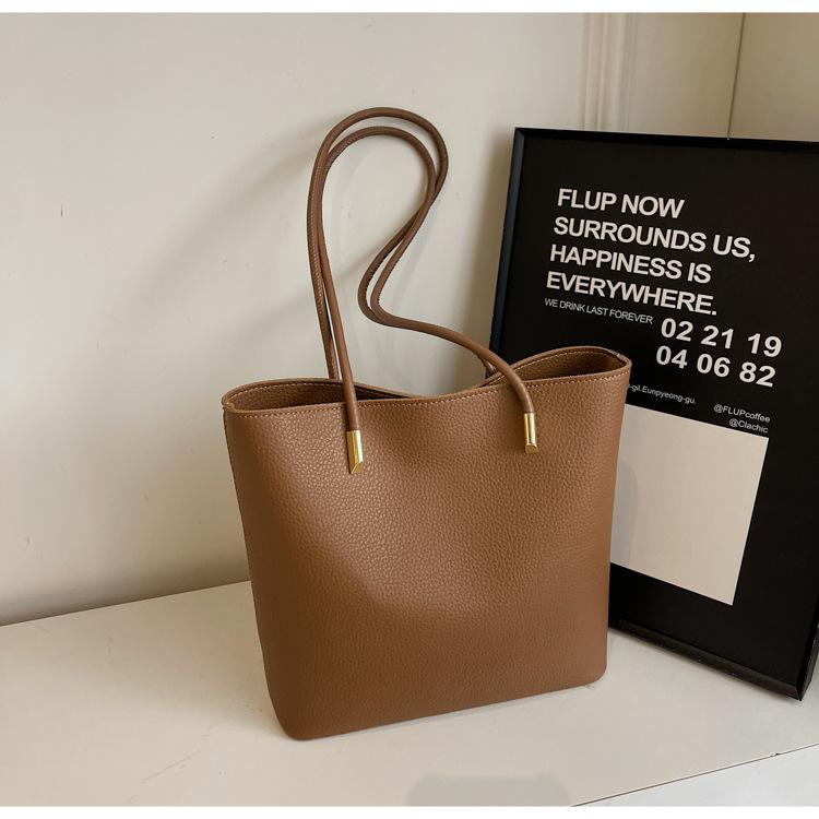 

Premium retro large-capacity bag 2025 new women s bag casual foreign versatile shoulder bag tote bucket bag коричневий