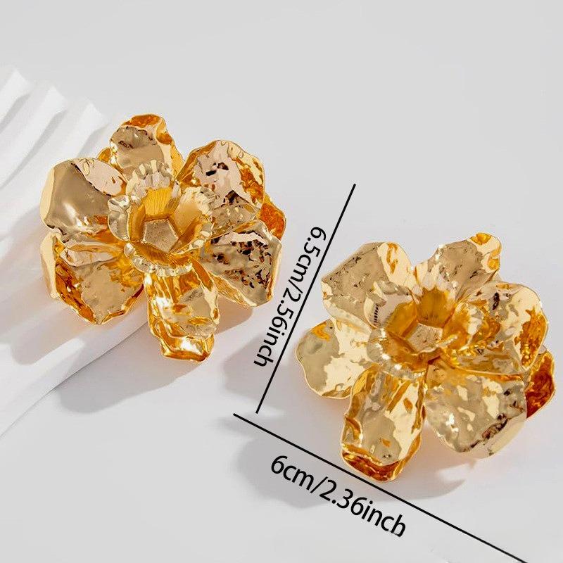 Retro three-dimensional big flower earrings light luxury gold flower stud earrings exaggerated earrings