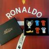 Football shirt badges, photo frames, souvenirs and merchandise – gifts for your boyfriend’s birthday or other special occasions