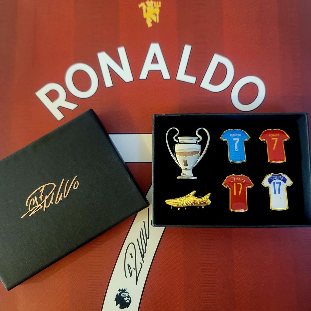 Football shirt badges, photo frames, souvenirs and merchandise – gifts for your boyfriend’s birthday or other special occasions